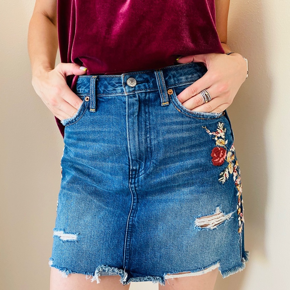 Abercrombie & Fitch floral embroidered denim skirt - Picture 2 of 11